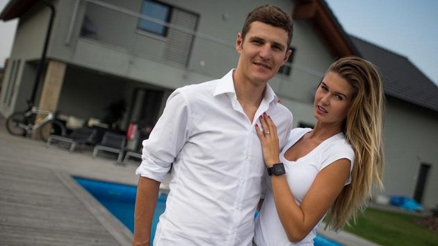 Biker Jaroslav Kulhavý se snoubenkou Denisou. Biker Jaroslav Kulhavý se snoubenkou Denisou.
