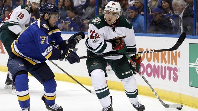 Švýcar Nino Niederreiter (vpravo) z Minnesoty a Vladimír Sobotka ze St. Louis na snímku z dubna. Švýcar Nino Niederreiter (vpravo) z Minnesoty a Vladimír Sobotka ze St. Louis na snímku z dubna.