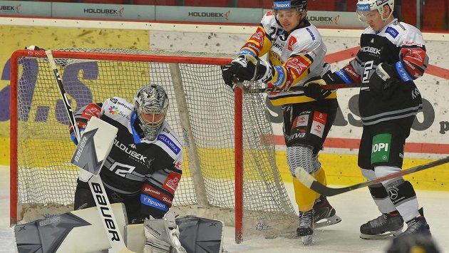 Zleva brankář Karlových Varů Filip Novotný, Patrik Zdráhal z Litvínova a Martin Weinhold z Karlových Varů. Zleva brankář Karlových Varů Filip Novotný, Patrik Zdráhal z Litvínova a Martin Weinhold z Karlových Varů.