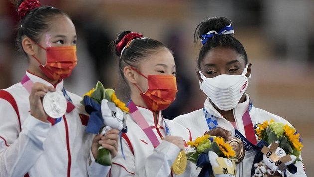 Zleva stříbrná Tchang Si-ťing, uprostřed zlatá Kuan Čchen-čchen (obě z Číny) a bronzová Američanka Simone Bilesová. Zleva stříbrná Tchang Si-ťing, uprostřed zlatá Kuan Čchen-čchen (obě z Číny) a bronzová Američanka Simone Bilesová.