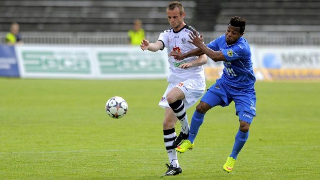 Obránce Hradce Králové Martin Nosek (vlevo) a záložník Baníku Dyjan De Azevedo. Obránce Hradce Králové Martin Nosek (vlevo) a záložník Baníku Dyjan De Azevedo.