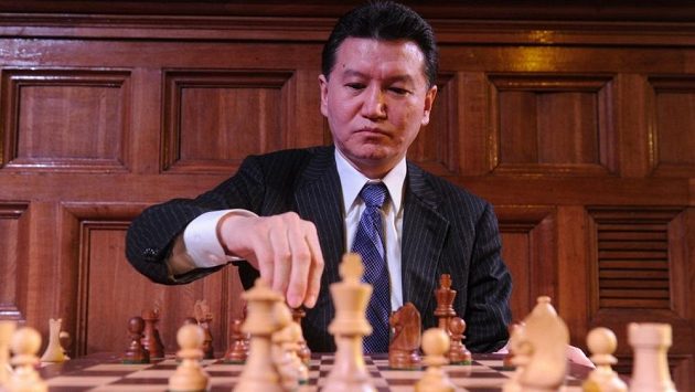 Šéf FIDE Kirsan Iljumžinov, přinejmenším dočasně, na světové šachovnici dokraloval. Šéf FIDE Kirsan Iljumžinov, přinejmenším dočasně, na světové šachovnici dokraloval.