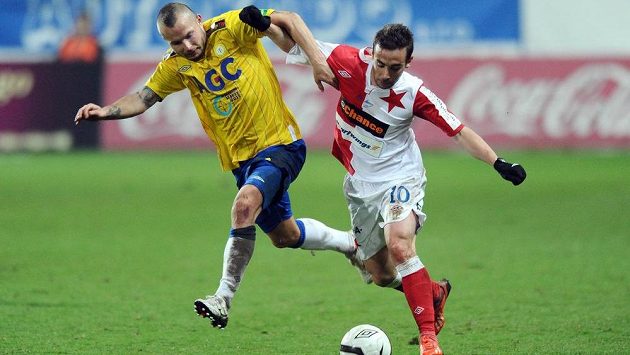 Obránce Teplic Tomáš Vondrášek (vlevo) v souboji s Damienem Boudjemaaou ze Slavie Praha. Obránce Teplic Tomáš Vondrášek (vlevo) v souboji s Damienem Boudjemaaou ze Slavie Praha.