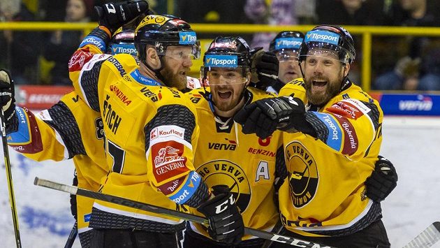 Hokejisté David Štich, Jan Ščotka a Michal Trávníček z Litvínova se radují z gólu. Hokejisté David Štich, Jan Ščotka a Michal Trávníček z Litvínova se radují z gólu.