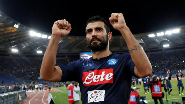 Neapolský Raul Albiol po zápase na hřišti Lazia. Neapolský Raul Albiol po zápase na hřišti Lazia.