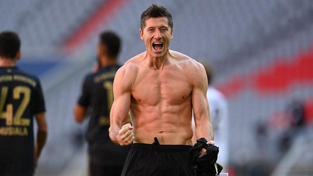 Robert Lewandowski překonal 41. bundesligovou trefou v sezoně rekord legendárního Gerda Müllera. Robert Lewandowski překonal 41. bundesligovou trefou v sezoně rekord legendárního Gerda Müllera.