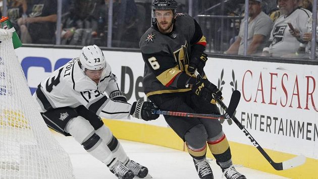 Hokejový obránce Colin Miller (vpravo) se stěhuje v NHL z Vegas do Buffala. Hokejový obránce Colin Miller (vpravo) se stěhuje v NHL z Vegas do Buffala.