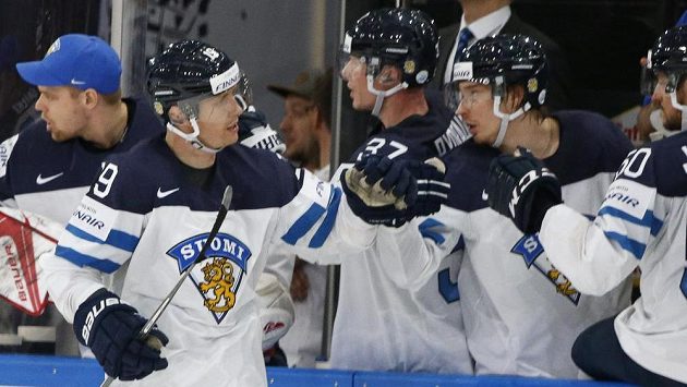 Finská radost. Veli-Matti Savinainen slaví se spoluhráči gól v síti Bělorusů v utkání mistrovství světa. Finská radost. Veli-Matti Savinainen slaví se spoluhráči gól v síti Bělorusů v utkání mistrovství světa.