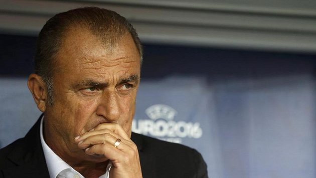 Turecký trenér Fatih Terim během duelu s Českem. Turecký trenér Fatih Terim během duelu s Českem.
