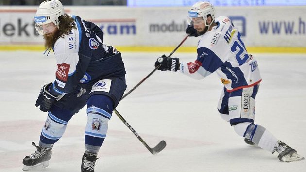 Brněnský útočník Martin Zaťovič (vpravo) v semifinále play off sváděl tuhé souboje s plzeňským raubířem Ryanem Hollwegem. Brněnský útočník Martin Zaťovič (vpravo) v semifinále play off sváděl tuhé souboje s plzeňským raubířem Ryanem Hollwegem.