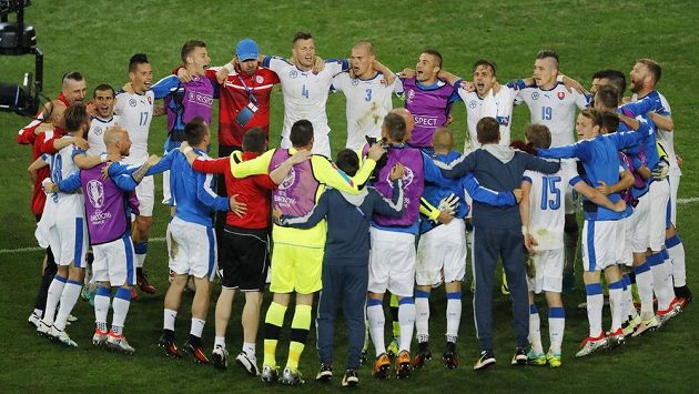Slovenští fotbalisté slaví výhru nad Ruskem. Slovenští fotbalisté slaví výhru nad Ruskem.