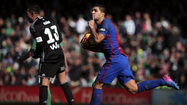 Barcelonský Luis Suárez jásá po gólu proti Betisu. Barcelonský Luis Suárez jásá po gólu proti Betisu.