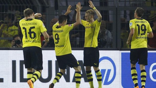 Robert Lewandowski (druhý zleva) oslavuje se spoluhráči z Dortmundu gól proti Brémám. Robert Lewandowski (druhý zleva) oslavuje se spoluhráči z Dortmundu gól proti Brémám.
