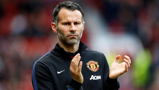Velšská ikona Manchesteru United Ryan Giggs po devětadvaceti letech v klubu skončil. Velšská ikona Manchesteru United Ryan Giggs po devětadvaceti letech v klubu skončil.
