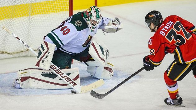 Devan Dubnyk v brance Minnesoty likviduje nájezd Paula Byrona z Calgary. Devan Dubnyk v brance Minnesoty likviduje nájezd Paula Byrona z Calgary.