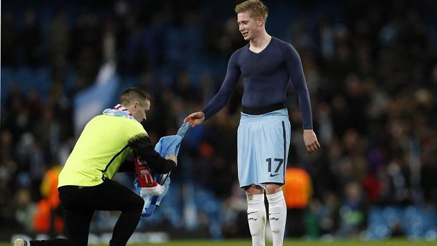 Fotbalista Manchesteru City Kevin De Bruyne dal muži, který si před něj po utkání Ligy mistrů s Monakem klekl, dres. Nešlo o pořadatele, ale o převlečeného fanouška. Fotbalista Manchesteru City Kevin De Bruyne dal muži, který si před něj po utkání Ligy mistrů s Monakem klekl, dres. Nešlo o pořadatele, ale o převlečeného fanouška.