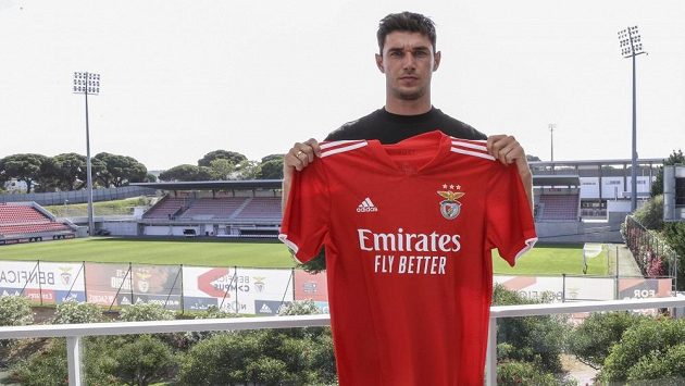 Benfica Lisabon získala ukrajinského útočníka Romana Jaremčuka z Gentu. Benfica Lisabon získala ukrajinského útočníka Romana Jaremčuka z Gentu.