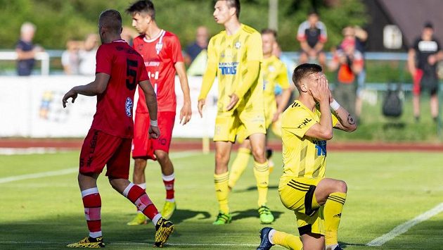 Matěj Šimon z Varnsdorfu se chytá za hlavu poté, co v utkání proti Líšni pálil jen do tyče. Matěj Šimon z Varnsdorfu se chytá za hlavu poté, co v utkání proti Líšni pálil jen do tyče.