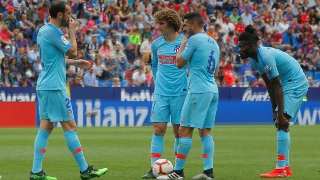 Fotbalisty Atlética Madrid opouští opora obranných řad Diego Godín (vlevo). Fotbalisty Atlética Madrid opouští opora obranných řad Diego Godín (vlevo).