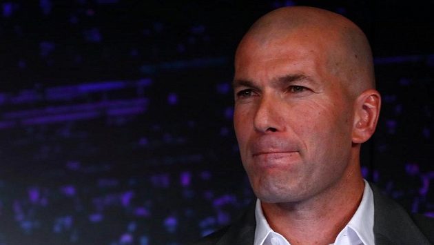Staronový kouč fotbalistů Realu Madrid Zinédine Zidane na tiskové konferenci. Staronový kouč fotbalistů Realu Madrid Zinédine Zidane na tiskové konferenci.