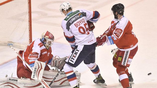 Pardubický Vladislav Bojko mezi olomouckými Branislavem Konrádem (vlevo) a Janem Eberlem. Pardubický Vladislav Bojko mezi olomouckými Branislavem Konrádem (vlevo) a Janem Eberlem.
