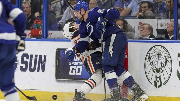 Obránce Tampy Erik Černák v souboji s Mattem Benningem z Edmontonu. Obránce Tampy Erik Černák v souboji s Mattem Benningem z Edmontonu.
