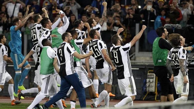 Fotbalisté Juventusu Turín slaví posedmé za sebou mistrovský titul v italské lize. Stačila jim k němu remíza s AS Řím. Fotbalisté Juventusu Turín slaví posedmé za sebou mistrovský titul v italské lize. Stačila jim k němu remíza s AS Řím.