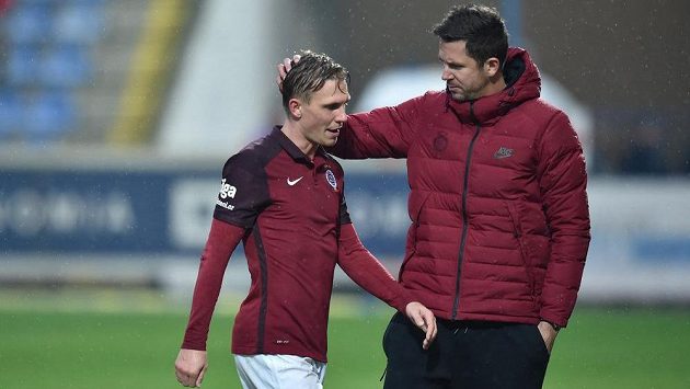 Vyloučený Bořek Dočkal a trenér Sparty David Holoubek při utkání v Liberci. Vyloučený Bořek Dočkal a trenér Sparty David Holoubek při utkání v Liberci.