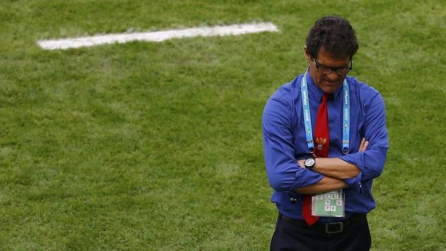 Zamyšlený trenér Ruska Fabio Capello, smutný odchod z brazilské scény... Zamyšlený trenér Ruska Fabio Capello, smutný odchod z brazilské scény...