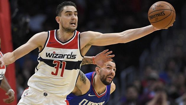 Basketbalista Tomáš Satoranský z Washingtonu získává míč v souboji s LA Clippers, za ním na fotce Austin Rivers. Basketbalista Tomáš Satoranský z Washingtonu získává míč v souboji s LA Clippers, za ním na fotce Austin Rivers.