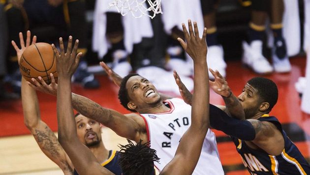 Vypjaté boje v play off NBA - DeMar DeRozan (10) z Toronta Raptors a hned trojice protihráčů z Indiany zprava Paul George, Myles Turner a George Hill. Vypjaté boje v play off NBA - DeMar DeRozan (10) z Toronta Raptors a hned trojice protihráčů z Indiany zprava Paul George, Myles Turner a George Hill.