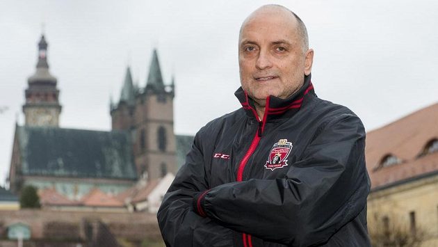 Vladimír Kýhos převzal hokejisty Hradce Králové. Vladimír Kýhos převzal hokejisty Hradce Králové.