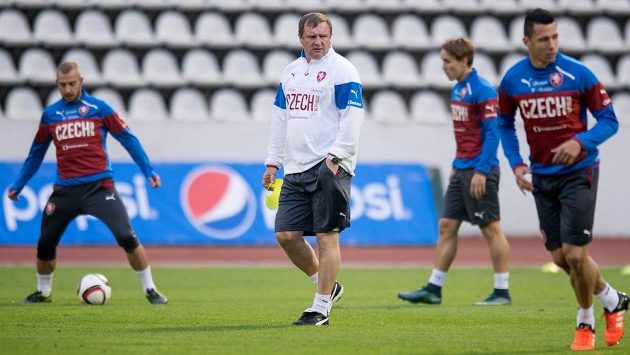 Pavel Vrba sleduje své svěřence na tréninku národního týmu. Pavel Vrba sleduje své svěřence na tréninku národního týmu.
