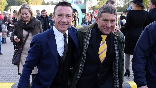 Legendární český žokej Josef Váňa (vpravo) a italská hvězda Frankie Dettori v přátelském objetí během letošní Velké pardubické. Legendární český žokej Josef Váňa (vpravo) a italská hvězda Frankie Dettori v přátelském objetí během letošní Velké pardubické.