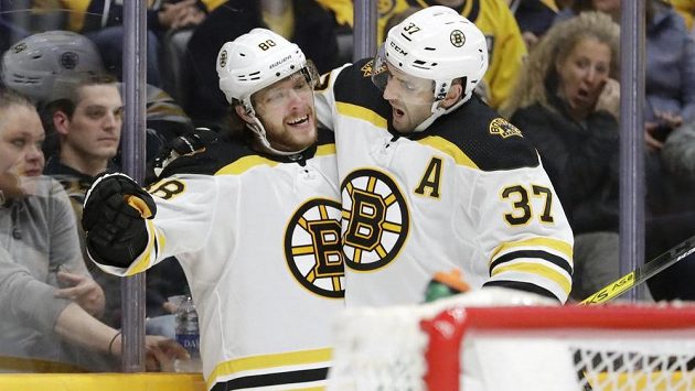 Hokejový útočník David Pastrňák slaví další gól. Raduje se z něj se spoluhráčem z Bostonu Patricem Bergeronem (37) v utkání NHL na ledě Predators. Hokejový útočník David Pastrňák slaví další gól. Raduje se z něj se spoluhráčem z Bostonu Patricem Bergeronem (37) v utkání NHL na ledě Predators.