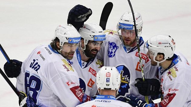 Kladenští hokejisté (zleva) Jaromír Jágra, Brady Austin, Petr Vampola, Ladislav Zikmund a Brendan O´Donnell se radují z druhého gólu proti Spartě. Kladenští hokejisté (zleva) Jaromír Jágra, Brady Austin, Petr Vampola, Ladislav Zikmund a Brendan O´Donnell se radují z druhého gólu proti Spartě.