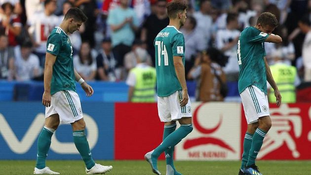 Němečtí fotbalisté zklamaně odcházejí ze hřiště po porážce s Koreou. Šampionát pro ně skončil. Němečtí fotbalisté zklamaně odcházejí ze hřiště po porážce s Koreou. Šampionát pro ně skončil.