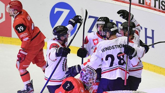 Hokejisté Frölundy oslavují gól, zprava Simon Hjalmarsson, Johan Sundström, Joel Lundqvist a Brandon Gormley. Hokejisté Frölundy oslavují gól, zprava Simon Hjalmarsson, Johan Sundström, Joel Lundqvist a Brandon Gormley.