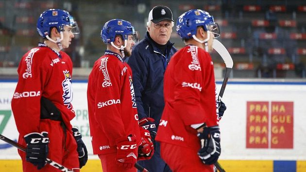 Trenér českých hokejistů Miloš Říha na tréninku národního týmu před duelem se Švédskem. Trenér českých hokejistů Miloš Říha na tréninku národního týmu před duelem se Švédskem.