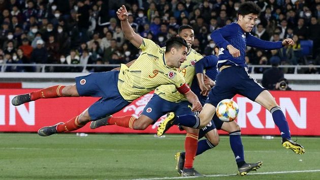 Kolumbijský kapitán Radamel Falcao se pokouší o vstřelení branky během přátelského utkání s Japonskem. Ilustrační foto. Kolumbijský kapitán Radamel Falcao se pokouší o vstřelení branky během přátelského utkání s Japonskem. Ilustrační foto.