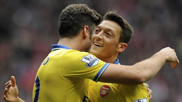 Olivier Giroud (vlevo) se raduje společně s Mesutem Özilem z gólu v utkání proti Sunderlandu. Olivier Giroud (vlevo) se raduje společně s Mesutem Özilem z gólu v utkání proti Sunderlandu.