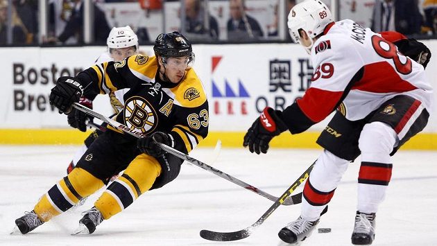 Bostonský Brad Marchand (63) a Max McCormick (89) z Ottawy. Bostonský Brad Marchand (63) a Max McCormick (89) z Ottawy.