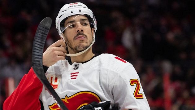 Travis Hamonic, hokejový obránce Calgary Flames. Travis Hamonic, hokejový obránce Calgary Flames.