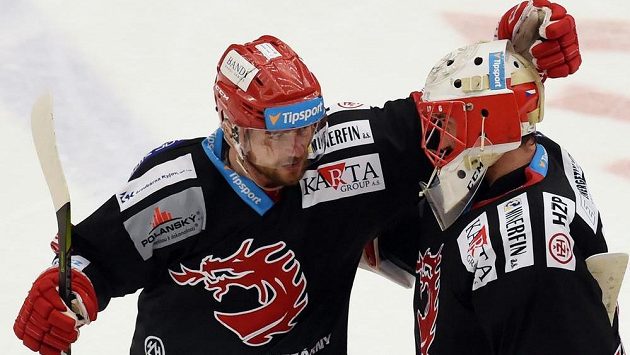 Jakub Petružálek a brankář Šimon Hrubec z Třince oslavují Jakub Petružálek a brankář Šimon Hrubec z Třince oslavují
