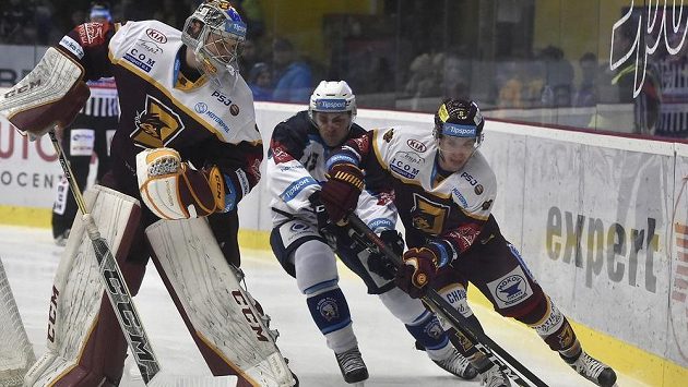 Zleva brankář Jihlavy Jakub Škarek, Petr Straka z Plzně a Václav Půža z Jihlavy. Zleva brankář Jihlavy Jakub Škarek, Petr Straka z Plzně a Václav Půža z Jihlavy.