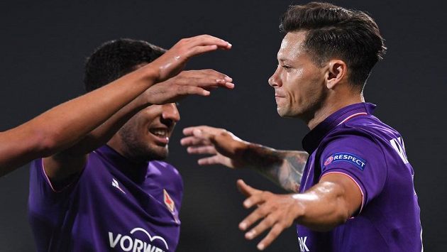 Mauro Zárate z Fiorentiny oslavuje druhý gól v utkání s Karabachem. Mauro Zárate z Fiorentiny oslavuje druhý gól v utkání s Karabachem.