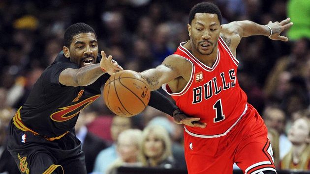 Basketbalista Chicaga Derrick Rose (vpravo) bojuje o míč s Kyriem Irvingem z Clevelandu. Basketbalista Chicaga Derrick Rose (vpravo) bojuje o míč s Kyriem Irvingem z Clevelandu.