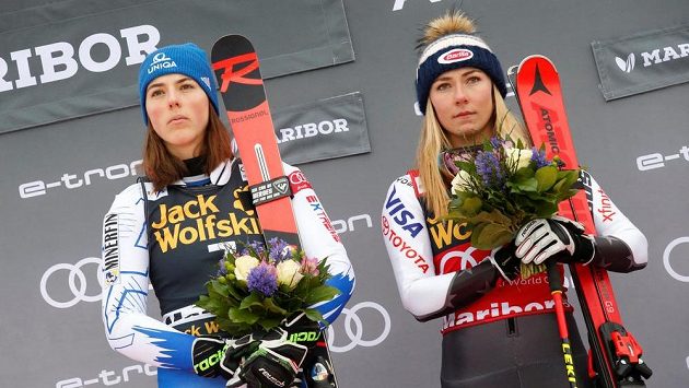 Slovenka Petra Vlhová (vlevo) a Mikaela Shiffrinová z USA po závodě v Mariboru. Slovenka Petra Vlhová (vlevo) a Mikaela Shiffrinová z USA po závodě v Mariboru.