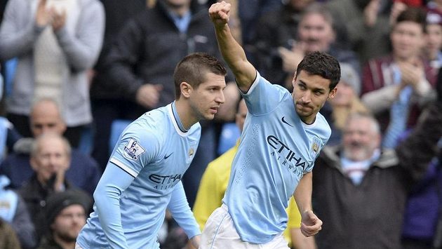Záložník Manchesteru City Jesús Navas (vpravo) a jeho spoluhráč Matija Nastasič slaví gól v utkání s Tottenhamem. Záložník Manchesteru City Jesús Navas (vpravo) a jeho spoluhráč Matija Nastasič slaví gól v utkání s Tottenhamem.