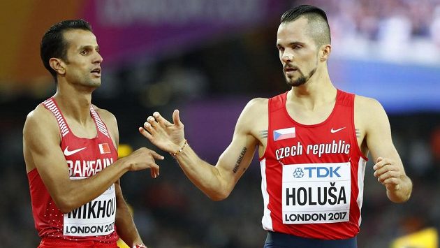 Jakub Holuša se raduje z postupu do semifinále běhu na 1500 m, vlevo Sadik Michú z Bahrajnu. Jakub Holuša se raduje z postupu do semifinále běhu na 1500 m, vlevo Sadik Michú z Bahrajnu.